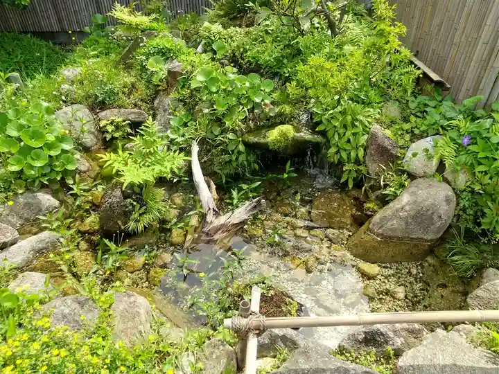 鉄道神社の庭園