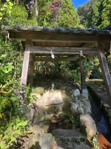 二上射水神社の{uncategorized: "未分類", other: "その他", undefined: "問題あり", building: "その他建物", grave: "お墓", sacred_gate: "鳥居", guardian: "狛犬", statue: "像", buddha: "仏像", history: "歴史", nature: "自然", garden: "庭園", animal: "動物", pagoda: "塔", temizu: "手水舎", mountain_gate: "山門・神門", sanctuary: "本殿・本堂", subordinate: "末社・摂社", art: "芸術", scenery: "景色", jizo: "地蔵", ema: "絵馬", goshuin: "御朱印", omikuji: "おみくじ", items: "授与品その他", amulet: "お守り", goshuincho: "御朱印帳", eats: "食事", festival: "お祭り", votive_dance: "神楽", shichigosan: "七五三参", wedding: "結婚式", experience: "体験その他", initially: "初詣", around: "周辺", anti_infection: "感染症対策"}