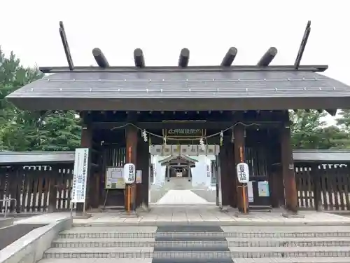 札幌護國神社の山門・神門