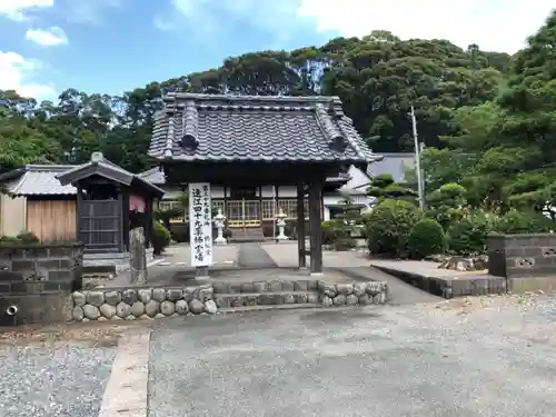 鶴松院の山門