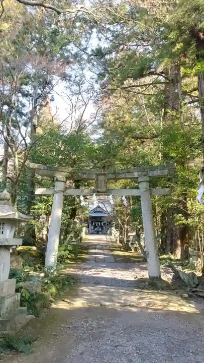 五所駒瀧神社の{uncategorized: "未分類", other: "その他", undefined: "問題あり", building: "その他建物", grave: "お墓", sacred_gate: "鳥居", guardian: "狛犬", statue: "像", buddha: "仏像", history: "歴史", nature: "自然", garden: "庭園", animal: "動物", pagoda: "塔", temizu: "手水舎", mountain_gate: "山門・神門", sanctuary: "本殿・本堂", subordinate: "末社・摂社", art: "芸術", scenery: "景色", jizo: "地蔵", ema: "絵馬", goshuin: "御朱印", omikuji: "おみくじ", items: "授与品その他", amulet: "お守り", goshuincho: "御朱印帳", eats: "食事", festival: "お祭り", votive_dance: "神楽", shichigosan: "七五三参", wedding: "結婚式", experience: "体験その他", initially: "初詣", around: "周辺", anti_infection: "感染症対策"}