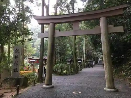 狭井坐大神荒魂神社(狭井神社)の鳥居