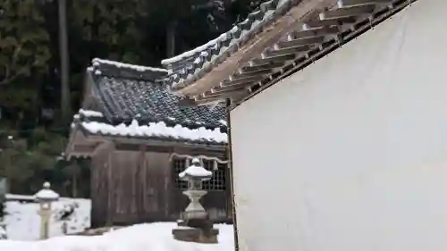 八幡神社（西浅井町小山）の{uncategorized: "未分類", other: "その他", undefined: "問題あり", building: "その他建物", grave: "お墓", sacred_gate: "鳥居", guardian: "狛犬", statue: "像", buddha: "仏像", history: "歴史", nature: "自然", garden: "庭園", animal: "動物", pagoda: "塔", temizu: "手水舎", mountain_gate: "山門・神門", sanctuary: "本殿・本堂", subordinate: "末社・摂社", art: "芸術", scenery: "景色", jizo: "地蔵", ema: "絵馬", goshuin: "御朱印", omikuji: "おみくじ", items: "授与品その他", amulet: "お守り", goshuincho: "御朱印帳", eats: "食事", festival: "お祭り", votive_dance: "神楽", shichigosan: "七五三参", wedding: "結婚式", experience: "体験その他", initially: "初詣", around: "周辺", anti_infection: "感染症対策"}