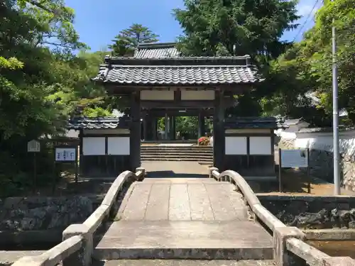 高成寺の山門