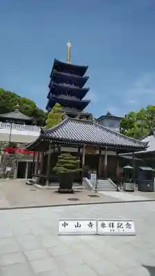 中山寺の本殿・本堂