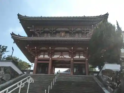 本佛寺の山門