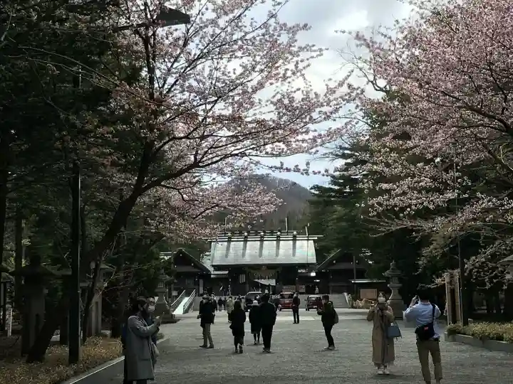 北海道神宮の{uncategorized: "未分類", other: "その他", undefined: "問題あり", building: "その他建物", grave: "お墓", sacred_gate: "鳥居", guardian: "狛犬", statue: "像", buddha: "仏像", history: "歴史", nature: "自然", garden: "庭園", animal: "動物", pagoda: "塔", temizu: "手水舎", mountain_gate: "山門・神門", sanctuary: "本殿・本堂", subordinate: "末社・摂社", art: "芸術", scenery: "景色", jizo: "地蔵", ema: "絵馬", goshuin: "御朱印", omikuji: "おみくじ", items: "授与品その他", amulet: "お守り", goshuincho: "御朱印帳", eats: "食事", festival: "お祭り", votive_dance: "神楽", shichigosan: "七五三参", wedding: "結婚式", experience: "体験その他", initially: "初詣", around: "周辺", anti_infection: "感染症対策"}