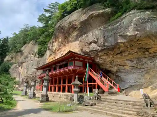 達谷西光寺の本殿