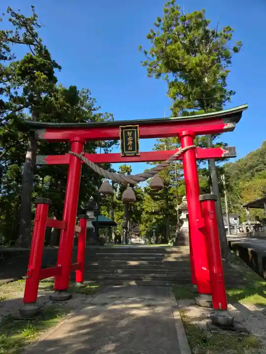 二上射水神社の{uncategorized: "未分類", other: "その他", undefined: "問題あり", building: "その他建物", grave: "お墓", sacred_gate: "鳥居", guardian: "狛犬", statue: "像", buddha: "仏像", history: "歴史", nature: "自然", garden: "庭園", animal: "動物", pagoda: "塔", temizu: "手水舎", mountain_gate: "山門・神門", sanctuary: "本殿・本堂", subordinate: "末社・摂社", art: "芸術", scenery: "景色", jizo: "地蔵", ema: "絵馬", goshuin: "御朱印", omikuji: "おみくじ", items: "授与品その他", amulet: "お守り", goshuincho: "御朱印帳", eats: "食事", festival: "お祭り", votive_dance: "神楽", shichigosan: "七五三参", wedding: "結婚式", experience: "体験その他", initially: "初詣", around: "周辺", anti_infection: "感染症対策"}