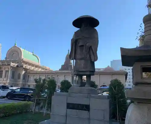 築地本願寺（本願寺築地別院）の像