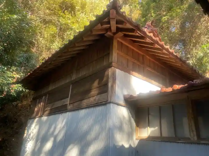 八幡神社の{uncategorized: "未分類", other: "その他", undefined: "問題あり", building: "その他建物", grave: "お墓", sacred_gate: "鳥居", guardian: "狛犬", statue: "像", buddha: "仏像", history: "歴史", nature: "自然", garden: "庭園", animal: "動物", pagoda: "塔", temizu: "手水舎", mountain_gate: "山門・神門", sanctuary: "本殿・本堂", subordinate: "末社・摂社", art: "芸術", scenery: "景色", jizo: "地蔵", ema: "絵馬", goshuin: "御朱印", omikuji: "おみくじ", items: "授与品その他", amulet: "お守り", goshuincho: "御朱印帳", eats: "食事", festival: "お祭り", votive_dance: "神楽", shichigosan: "七五三参", wedding: "結婚式", experience: "体験その他", initially: "初詣", around: "周辺", anti_infection: "感染症対策"}