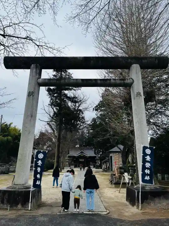 素鵞神社の{uncategorized: "未分類", other: "その他", undefined: "問題あり", building: "その他建物", grave: "お墓", sacred_gate: "鳥居", guardian: "狛犬", statue: "像", buddha: "仏像", history: "歴史", nature: "自然", garden: "庭園", animal: "動物", pagoda: "塔", temizu: "手水舎", mountain_gate: "山門・神門", sanctuary: "本殿・本堂", subordinate: "末社・摂社", art: "芸術", scenery: "景色", jizo: "地蔵", ema: "絵馬", goshuin: "御朱印", omikuji: "おみくじ", items: "授与品その他", amulet: "お守り", goshuincho: "御朱印帳", eats: "食事", festival: "お祭り", votive_dance: "神楽", shichigosan: "七五三参", wedding: "結婚式", experience: "体験その他", initially: "初詣", around: "周辺", anti_infection: "感染症対策"}