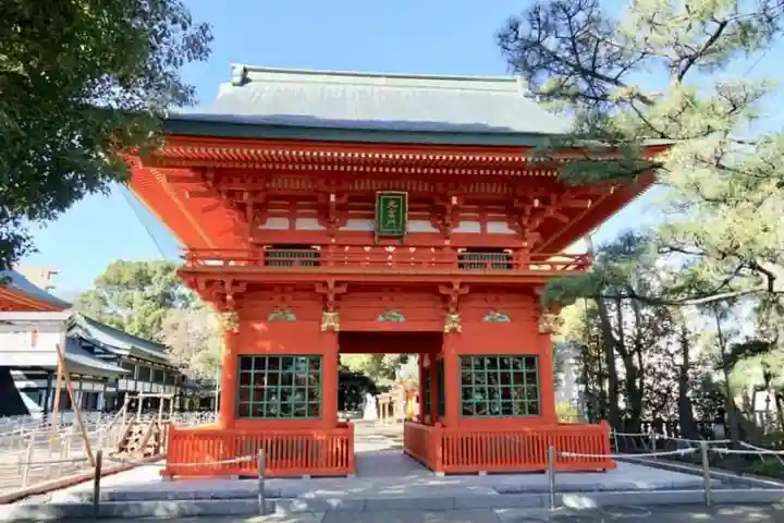 穴八幡宮の山門・神門