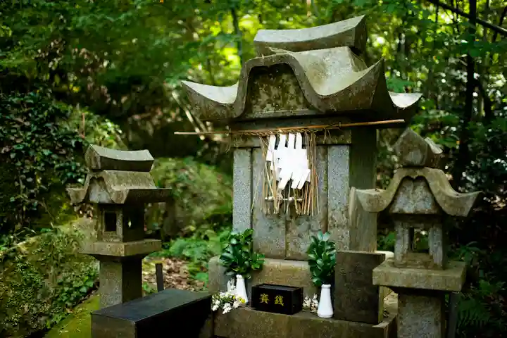 石穴稲荷神社の末社・摂社