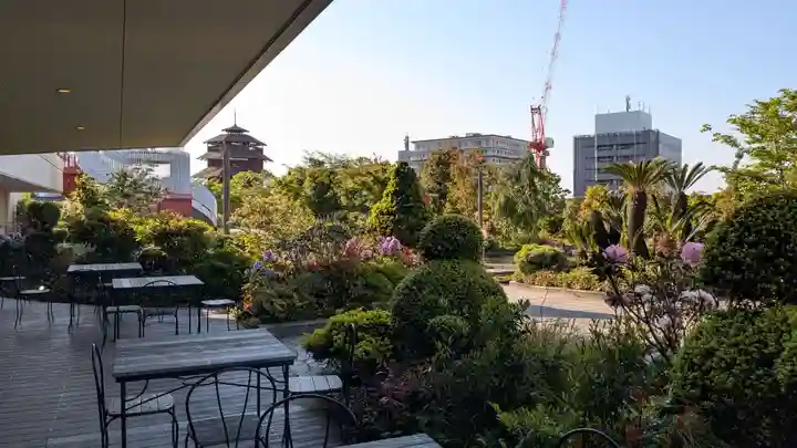 鉄道神社の庭園