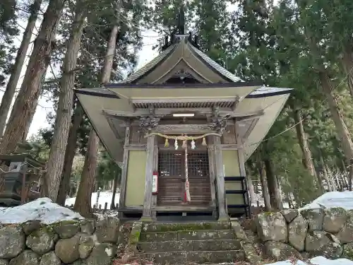 赤瀧神社の{uncategorized: "未分類", other: "その他", undefined: "問題あり", building: "その他建物", grave: "お墓", sacred_gate: "鳥居", guardian: "狛犬", statue: "像", buddha: "仏像", history: "歴史", nature: "自然", garden: "庭園", animal: "動物", pagoda: "塔", temizu: "手水舎", mountain_gate: "山門・神門", sanctuary: "本殿・本堂", subordinate: "末社・摂社", art: "芸術", scenery: "景色", jizo: "地蔵", ema: "絵馬", goshuin: "御朱印", omikuji: "おみくじ", items: "授与品その他", amulet: "お守り", goshuincho: "御朱印帳", eats: "食事", festival: "お祭り", votive_dance: "神楽", shichigosan: "七五三参", wedding: "結婚式", experience: "体験その他", initially: "初詣", around: "周辺", anti_infection: "感染症対策"}
