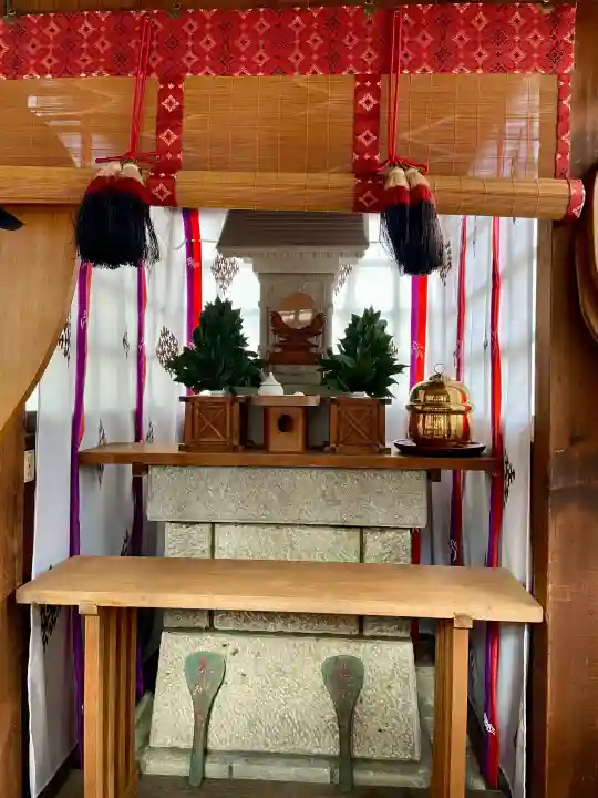 石井神社の{uncategorized: "未分類", other: "その他", undefined: "問題あり", building: "その他建物", grave: "お墓", sacred_gate: "鳥居", guardian: "狛犬", statue: "像", buddha: "仏像", history: "歴史", nature: "自然", garden: "庭園", animal: "動物", pagoda: "塔", temizu: "手水舎", mountain_gate: "山門・神門", sanctuary: "本殿・本堂", subordinate: "末社・摂社", art: "芸術", scenery: "景色", jizo: "地蔵", ema: "絵馬", goshuin: "御朱印", omikuji: "おみくじ", items: "授与品その他", amulet: "お守り", goshuincho: "御朱印帳", eats: "食事", festival: "お祭り", votive_dance: "神楽", shichigosan: "七五三参", wedding: "結婚式", experience: "体験その他", initially: "初詣", around: "周辺", anti_infection: "感染症対策"}