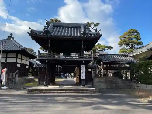 満性寺の山門