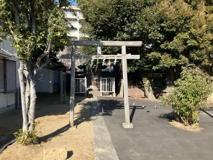 本一色天祖神社の{uncategorized: "未分類", other: "その他", undefined: "問題あり", building: "その他建物", grave: "お墓", sacred_gate: "鳥居", guardian: "狛犬", statue: "像", buddha: "仏像", history: "歴史", nature: "自然", garden: "庭園", animal: "動物", pagoda: "塔", temizu: "手水舎", mountain_gate: "山門・神門", sanctuary: "本殿・本堂", subordinate: "末社・摂社", art: "芸術", scenery: "景色", jizo: "地蔵", ema: "絵馬", goshuin: "御朱印", omikuji: "おみくじ", items: "授与品その他", amulet: "お守り", goshuincho: "御朱印帳", eats: "食事", festival: "お祭り", votive_dance: "神楽", shichigosan: "七五三参", wedding: "結婚式", experience: "体験その他", initially: "初詣", around: "周辺", anti_infection: "感染症対策"}