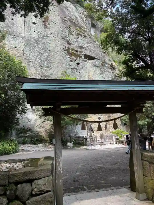 花窟神社の{uncategorized: "未分類", other: "その他", undefined: "問題あり", building: "その他建物", grave: "お墓", sacred_gate: "鳥居", guardian: "狛犬", statue: "像", buddha: "仏像", history: "歴史", nature: "自然", garden: "庭園", animal: "動物", pagoda: "塔", temizu: "手水舎", mountain_gate: "山門・神門", sanctuary: "本殿・本堂", subordinate: "末社・摂社", art: "芸術", scenery: "景色", jizo: "地蔵", ema: "絵馬", goshuin: "御朱印", omikuji: "おみくじ", items: "授与品その他", amulet: "お守り", goshuincho: "御朱印帳", eats: "食事", festival: "お祭り", votive_dance: "神楽", shichigosan: "七五三参", wedding: "結婚式", experience: "体験その他", initially: "初詣", around: "周辺", anti_infection: "感染症対策"}