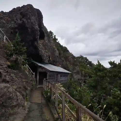 石室神社の本殿