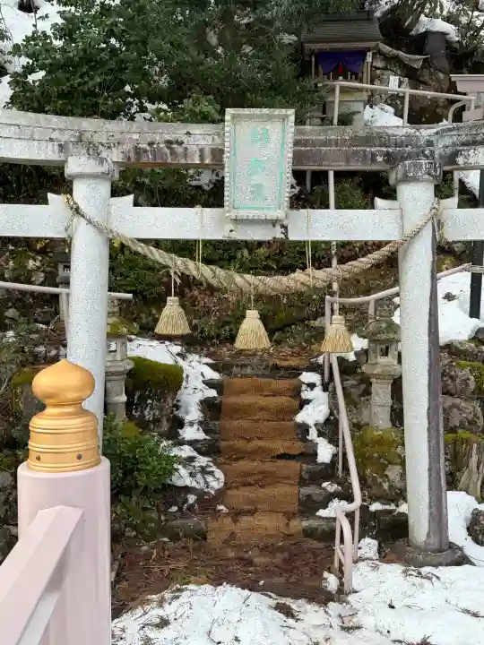 弁財天白龍王大権現の{uncategorized: "未分類", other: "その他", undefined: "問題あり", building: "その他建物", grave: "お墓", sacred_gate: "鳥居", guardian: "狛犬", statue: "像", buddha: "仏像", history: "歴史", nature: "自然", garden: "庭園", animal: "動物", pagoda: "塔", temizu: "手水舎", mountain_gate: "山門・神門", sanctuary: "本殿・本堂", subordinate: "末社・摂社", art: "芸術", scenery: "景色", jizo: "地蔵", ema: "絵馬", goshuin: "御朱印", omikuji: "おみくじ", items: "授与品その他", amulet: "お守り", goshuincho: "御朱印帳", eats: "食事", festival: "お祭り", votive_dance: "神楽", shichigosan: "七五三参", wedding: "結婚式", experience: "体験その他", initially: "初詣", around: "周辺", anti_infection: "感染症対策"}