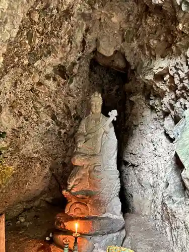 岩屋寺の{uncategorized: "未分類", other: "その他", undefined: "問題あり", building: "その他建物", grave: "お墓", sacred_gate: "鳥居", guardian: "狛犬", statue: "像", buddha: "仏像", history: "歴史", nature: "自然", garden: "庭園", animal: "動物", pagoda: "塔", temizu: "手水舎", mountain_gate: "山門・神門", sanctuary: "本殿・本堂", subordinate: "末社・摂社", art: "芸術", scenery: "景色", jizo: "地蔵", ema: "絵馬", goshuin: "御朱印", omikuji: "おみくじ", items: "授与品その他", amulet: "お守り", goshuincho: "御朱印帳", eats: "食事", festival: "お祭り", votive_dance: "神楽", shichigosan: "七五三参", wedding: "結婚式", experience: "体験その他", initially: "初詣", around: "周辺", anti_infection: "感染症対策"}