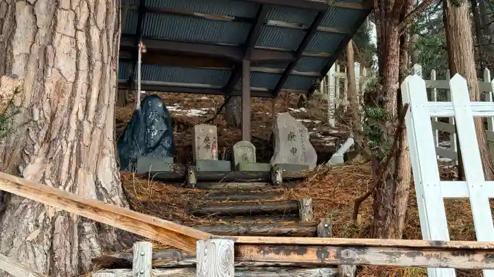 古峠の庚申塚(塔)の{uncategorized: "未分類", other: "その他", undefined: "問題あり", building: "その他建物", grave: "お墓", sacred_gate: "鳥居", guardian: "狛犬", statue: "像", buddha: "仏像", history: "歴史", nature: "自然", garden: "庭園", animal: "動物", pagoda: "塔", temizu: "手水舎", mountain_gate: "山門・神門", sanctuary: "本殿・本堂", subordinate: "末社・摂社", art: "芸術", scenery: "景色", jizo: "地蔵", ema: "絵馬", goshuin: "御朱印", omikuji: "おみくじ", items: "授与品その他", amulet: "お守り", goshuincho: "御朱印帳", eats: "食事", festival: "お祭り", votive_dance: "神楽", shichigosan: "七五三参", wedding: "結婚式", experience: "体験その他", initially: "初詣", around: "周辺", anti_infection: "感染症対策"}