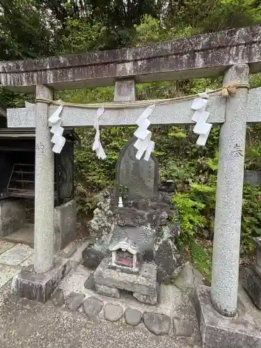 銭洗弁財天宇賀福神社の{uncategorized: "未分類", other: "その他", undefined: "問題あり", building: "その他建物", grave: "お墓", sacred_gate: "鳥居", guardian: "狛犬", statue: "像", buddha: "仏像", history: "歴史", nature: "自然", garden: "庭園", animal: "動物", pagoda: "塔", temizu: "手水舎", mountain_gate: "山門・神門", sanctuary: "本殿・本堂", subordinate: "末社・摂社", art: "芸術", scenery: "景色", jizo: "地蔵", ema: "絵馬", goshuin: "御朱印", omikuji: "おみくじ", items: "授与品その他", amulet: "お守り", goshuincho: "御朱印帳", eats: "食事", festival: "お祭り", votive_dance: "神楽", shichigosan: "七五三参", wedding: "結婚式", experience: "体験その他", initially: "初詣", around: "周辺", anti_infection: "感染症対策"}
