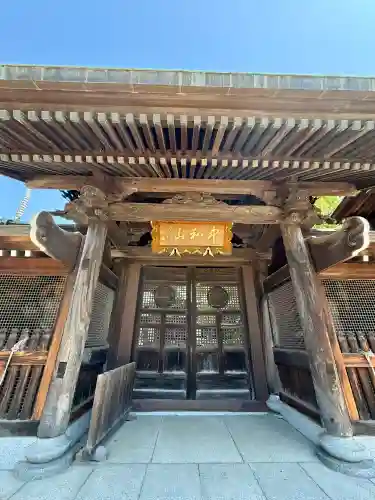 泉龍寺の{uncategorized: "未分類", other: "その他", undefined: "問題あり", building: "その他建物", grave: "お墓", sacred_gate: "鳥居", guardian: "狛犬", statue: "像", buddha: "仏像", history: "歴史", nature: "自然", garden: "庭園", animal: "動物", pagoda: "塔", temizu: "手水舎", mountain_gate: "山門・神門", sanctuary: "本殿・本堂", subordinate: "末社・摂社", art: "芸術", scenery: "景色", jizo: "地蔵", ema: "絵馬", goshuin: "御朱印", omikuji: "おみくじ", items: "授与品その他", amulet: "お守り", goshuincho: "御朱印帳", eats: "食事", festival: "お祭り", votive_dance: "神楽", shichigosan: "七五三参", wedding: "結婚式", experience: "体験その他", initially: "初詣", around: "周辺", anti_infection: "感染症対策"}