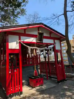 豊受稲荷神社（湯倉神社）の{uncategorized: "未分類", other: "その他", undefined: "問題あり", building: "その他建物", grave: "お墓", sacred_gate: "鳥居", guardian: "狛犬", statue: "像", buddha: "仏像", history: "歴史", nature: "自然", garden: "庭園", animal: "動物", pagoda: "塔", temizu: "手水舎", mountain_gate: "山門・神門", sanctuary: "本殿・本堂", subordinate: "末社・摂社", art: "芸術", scenery: "景色", jizo: "地蔵", ema: "絵馬", goshuin: "御朱印", omikuji: "おみくじ", items: "授与品その他", amulet: "お守り", goshuincho: "御朱印帳", eats: "食事", festival: "お祭り", votive_dance: "神楽", shichigosan: "七五三参", wedding: "結婚式", experience: "体験その他", initially: "初詣", around: "周辺", anti_infection: "感染症対策"}
