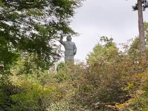 三峯神社の像