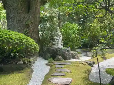 報国寺の{uncategorized: "未分類", other: "その他", undefined: "問題あり", building: "その他建物", grave: "お墓", sacred_gate: "鳥居", guardian: "狛犬", statue: "像", buddha: "仏像", history: "歴史", nature: "自然", garden: "庭園", animal: "動物", pagoda: "塔", temizu: "手水舎", mountain_gate: "山門・神門", sanctuary: "本殿・本堂", subordinate: "末社・摂社", art: "芸術", scenery: "景色", jizo: "地蔵", ema: "絵馬", goshuin: "御朱印", omikuji: "おみくじ", items: "授与品その他", amulet: "お守り", goshuincho: "御朱印帳", eats: "食事", festival: "お祭り", votive_dance: "神楽", shichigosan: "七五三参", wedding: "結婚式", experience: "体験その他", initially: "初詣", around: "周辺", anti_infection: "感染症対策"}