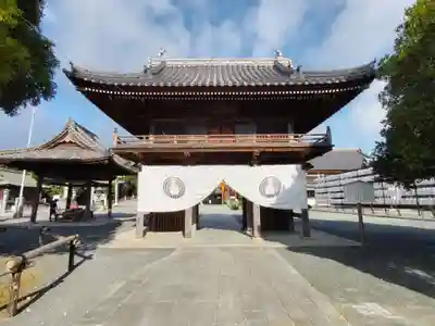 豊川閣　妙厳寺の山門・神門