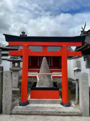 車折神社の{uncategorized: "未分類", other: "その他", undefined: "問題あり", building: "その他建物", grave: "お墓", sacred_gate: "鳥居", guardian: "狛犬", statue: "像", buddha: "仏像", history: "歴史", nature: "自然", garden: "庭園", animal: "動物", pagoda: "塔", temizu: "手水舎", mountain_gate: "山門・神門", sanctuary: "本殿・本堂", subordinate: "末社・摂社", art: "芸術", scenery: "景色", jizo: "地蔵", ema: "絵馬", goshuin: "御朱印", omikuji: "おみくじ", items: "授与品その他", amulet: "お守り", goshuincho: "御朱印帳", eats: "食事", festival: "お祭り", votive_dance: "神楽", shichigosan: "七五三参", wedding: "結婚式", experience: "体験その他", initially: "初詣", around: "周辺", anti_infection: "感染症対策"}