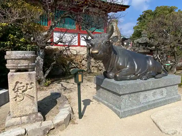 防府天満宮の{uncategorized: "未分類", other: "その他", undefined: "問題あり", building: "その他建物", grave: "お墓", sacred_gate: "鳥居", guardian: "狛犬", statue: "像", buddha: "仏像", history: "歴史", nature: "自然", garden: "庭園", animal: "動物", pagoda: "塔", temizu: "手水舎", mountain_gate: "山門・神門", sanctuary: "本殿・本堂", subordinate: "末社・摂社", art: "芸術", scenery: "景色", jizo: "地蔵", ema: "絵馬", goshuin: "御朱印", omikuji: "おみくじ", items: "授与品その他", amulet: "お守り", goshuincho: "御朱印帳", eats: "食事", festival: "お祭り", votive_dance: "神楽", shichigosan: "七五三参", wedding: "結婚式", experience: "体験その他", initially: "初詣", around: "周辺", anti_infection: "感染症対策"}