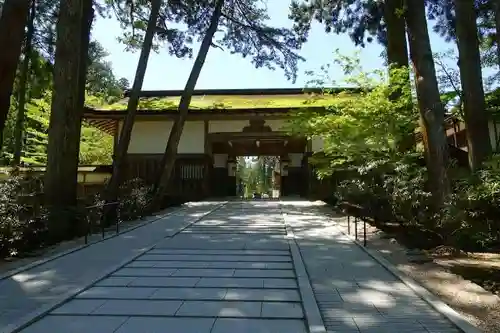 高野山金剛峯寺の山門