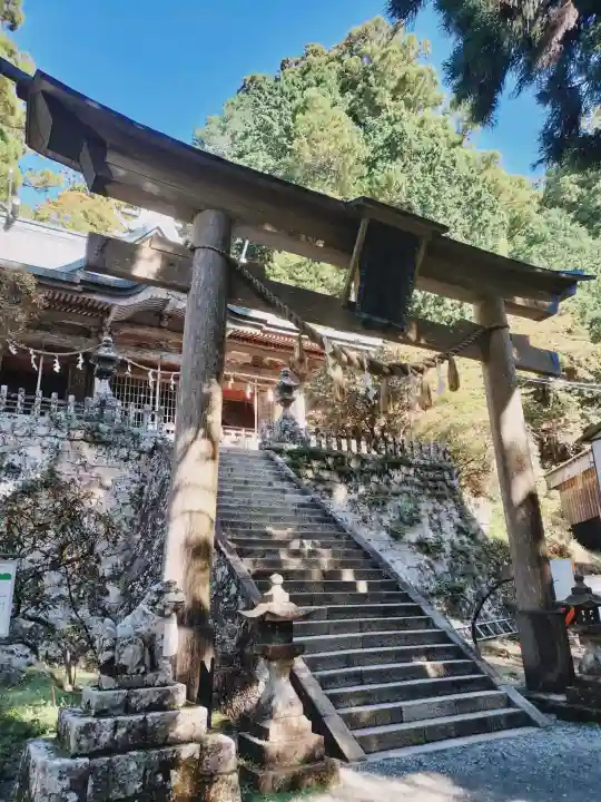 玉置神社の{uncategorized: "未分類", other: "その他", undefined: "問題あり", building: "その他建物", grave: "お墓", sacred_gate: "鳥居", guardian: "狛犬", statue: "像", buddha: "仏像", history: "歴史", nature: "自然", garden: "庭園", animal: "動物", pagoda: "塔", temizu: "手水舎", mountain_gate: "山門・神門", sanctuary: "本殿・本堂", subordinate: "末社・摂社", art: "芸術", scenery: "景色", jizo: "地蔵", ema: "絵馬", goshuin: "御朱印", omikuji: "おみくじ", items: "授与品その他", amulet: "お守り", goshuincho: "御朱印帳", eats: "食事", festival: "お祭り", votive_dance: "神楽", shichigosan: "七五三参", wedding: "結婚式", experience: "体験その他", initially: "初詣", around: "周辺", anti_infection: "感染症対策"}
