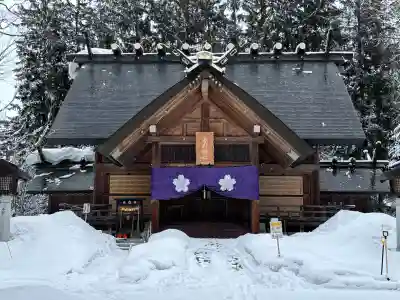 士別神社の{uncategorized: "未分類", other: "その他", undefined: "問題あり", building: "その他建物", grave: "お墓", sacred_gate: "鳥居", guardian: "狛犬", statue: "像", buddha: "仏像", history: "歴史", nature: "自然", garden: "庭園", animal: "動物", pagoda: "塔", temizu: "手水舎", mountain_gate: "山門・神門", sanctuary: "本殿・本堂", subordinate: "末社・摂社", art: "芸術", scenery: "景色", jizo: "地蔵", ema: "絵馬", goshuin: "御朱印", omikuji: "おみくじ", items: "授与品その他", amulet: "お守り", goshuincho: "御朱印帳", eats: "食事", festival: "お祭り", votive_dance: "神楽", shichigosan: "七五三参", wedding: "結婚式", experience: "体験その他", initially: "初詣", around: "周辺", anti_infection: "感染症対策"}
