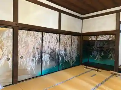 醍醐寺の{uncategorized: "未分類", other: "その他", undefined: "問題あり", building: "その他建物", grave: "お墓", sacred_gate: "鳥居", guardian: "狛犬", statue: "像", buddha: "仏像", history: "歴史", nature: "自然", garden: "庭園", animal: "動物", pagoda: "塔", temizu: "手水舎", mountain_gate: "山門・神門", sanctuary: "本殿・本堂", subordinate: "末社・摂社", art: "芸術", scenery: "景色", jizo: "地蔵", ema: "絵馬", goshuin: "御朱印", omikuji: "おみくじ", items: "授与品その他", amulet: "お守り", goshuincho: "御朱印帳", eats: "食事", festival: "お祭り", votive_dance: "神楽", shichigosan: "七五三参", wedding: "結婚式", experience: "体験その他", initially: "初詣", around: "周辺", anti_infection: "感染症対策"}