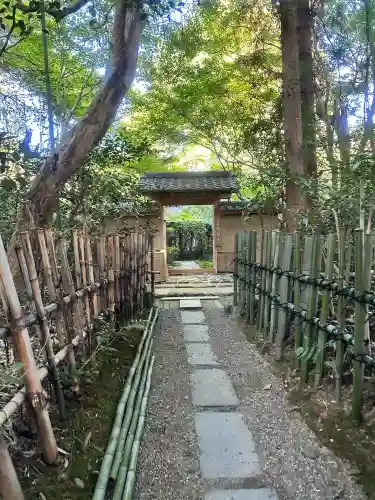 厭離庵の{uncategorized: "未分類", other: "その他", undefined: "問題あり", building: "その他建物", grave: "お墓", sacred_gate: "鳥居", guardian: "狛犬", statue: "像", buddha: "仏像", history: "歴史", nature: "自然", garden: "庭園", animal: "動物", pagoda: "塔", temizu: "手水舎", mountain_gate: "山門・神門", sanctuary: "本殿・本堂", subordinate: "末社・摂社", art: "芸術", scenery: "景色", jizo: "地蔵", ema: "絵馬", goshuin: "御朱印", omikuji: "おみくじ", items: "授与品その他", amulet: "お守り", goshuincho: "御朱印帳", eats: "食事", festival: "お祭り", votive_dance: "神楽", shichigosan: "七五三参", wedding: "結婚式", experience: "体験その他", initially: "初詣", around: "周辺", anti_infection: "感染症対策"}