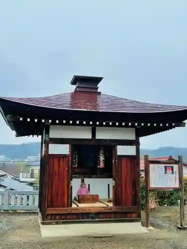 龍石寺の{uncategorized: "未分類", other: "その他", undefined: "問題あり", building: "その他建物", grave: "お墓", sacred_gate: "鳥居", guardian: "狛犬", statue: "像", buddha: "仏像", history: "歴史", nature: "自然", garden: "庭園", animal: "動物", pagoda: "塔", temizu: "手水舎", mountain_gate: "山門・神門", sanctuary: "本殿・本堂", subordinate: "末社・摂社", art: "芸術", scenery: "景色", jizo: "地蔵", ema: "絵馬", goshuin: "御朱印", omikuji: "おみくじ", items: "授与品その他", amulet: "お守り", goshuincho: "御朱印帳", eats: "食事", festival: "お祭り", votive_dance: "神楽", shichigosan: "七五三参", wedding: "結婚式", experience: "体験その他", initially: "初詣", around: "周辺", anti_infection: "感染症対策"}
