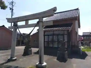 諏訪社の{uncategorized: "未分類", other: "その他", undefined: "問題あり", building: "その他建物", grave: "お墓", sacred_gate: "鳥居", guardian: "狛犬", statue: "像", buddha: "仏像", history: "歴史", nature: "自然", garden: "庭園", animal: "動物", pagoda: "塔", temizu: "手水舎", mountain_gate: "山門・神門", sanctuary: "本殿・本堂", subordinate: "末社・摂社", art: "芸術", scenery: "景色", jizo: "地蔵", ema: "絵馬", goshuin: "御朱印", omikuji: "おみくじ", items: "授与品その他", amulet: "お守り", goshuincho: "御朱印帳", eats: "食事", festival: "お祭り", votive_dance: "神楽", shichigosan: "七五三参", wedding: "結婚式", experience: "体験その他", initially: "初詣", around: "周辺", anti_infection: "感染症対策"}