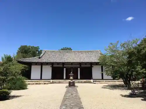 新薬師寺の本殿・本堂