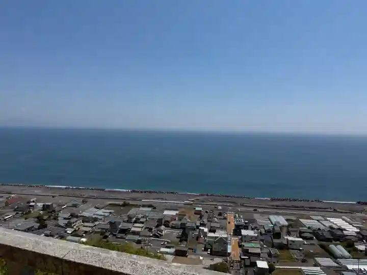 久能山東照宮の{uncategorized: "未分類", other: "その他", undefined: "問題あり", building: "その他建物", grave: "お墓", sacred_gate: "鳥居", guardian: "狛犬", statue: "像", buddha: "仏像", history: "歴史", nature: "自然", garden: "庭園", animal: "動物", pagoda: "塔", temizu: "手水舎", mountain_gate: "山門・神門", sanctuary: "本殿・本堂", subordinate: "末社・摂社", art: "芸術", scenery: "景色", jizo: "地蔵", ema: "絵馬", goshuin: "御朱印", omikuji: "おみくじ", items: "授与品その他", amulet: "お守り", goshuincho: "御朱印帳", eats: "食事", festival: "お祭り", votive_dance: "神楽", shichigosan: "七五三参", wedding: "結婚式", experience: "体験その他", initially: "初詣", around: "周辺", anti_infection: "感染症対策"}