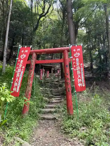 豊栄稲荷大明神の鳥居