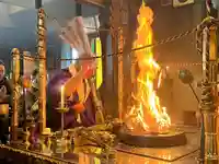 護摩札は本尊様の炎の中に通して、ねんごろに加持します。強力です。