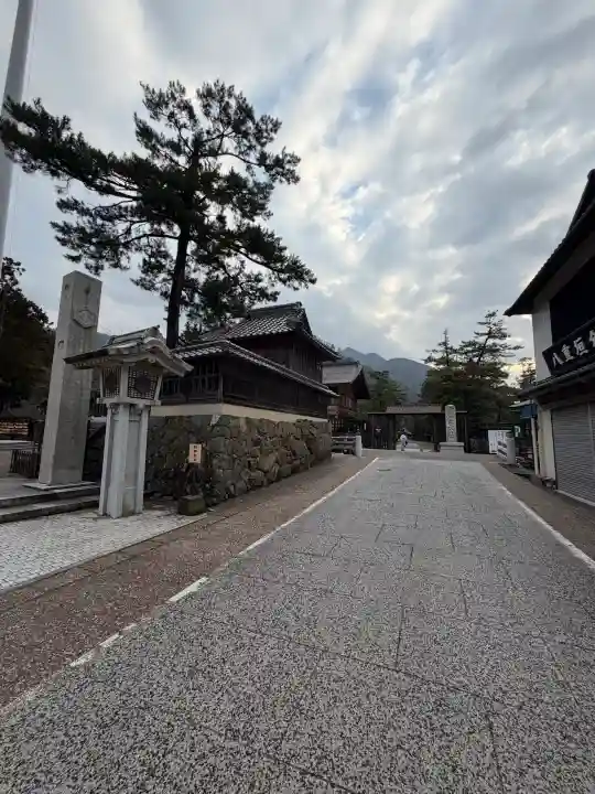出雲大社の{uncategorized: "未分類", other: "その他", undefined: "問題あり", building: "その他建物", grave: "お墓", sacred_gate: "鳥居", guardian: "狛犬", statue: "像", buddha: "仏像", history: "歴史", nature: "自然", garden: "庭園", animal: "動物", pagoda: "塔", temizu: "手水舎", mountain_gate: "山門・神門", sanctuary: "本殿・本堂", subordinate: "末社・摂社", art: "芸術", scenery: "景色", jizo: "地蔵", ema: "絵馬", goshuin: "御朱印", omikuji: "おみくじ", items: "授与品その他", amulet: "お守り", goshuincho: "御朱印帳", eats: "食事", festival: "お祭り", votive_dance: "神楽", shichigosan: "七五三参", wedding: "結婚式", experience: "体験その他", initially: "初詣", around: "周辺", anti_infection: "感染症対策"}