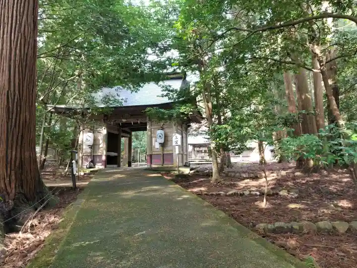 若狭彦神社(上社)の{uncategorized: "未分類", other: "その他", undefined: "問題あり", building: "その他建物", grave: "お墓", sacred_gate: "鳥居", guardian: "狛犬", statue: "像", buddha: "仏像", history: "歴史", nature: "自然", garden: "庭園", animal: "動物", pagoda: "塔", temizu: "手水舎", mountain_gate: "山門・神門", sanctuary: "本殿・本堂", subordinate: "末社・摂社", art: "芸術", scenery: "景色", jizo: "地蔵", ema: "絵馬", goshuin: "御朱印", omikuji: "おみくじ", items: "授与品その他", amulet: "お守り", goshuincho: "御朱印帳", eats: "食事", festival: "お祭り", votive_dance: "神楽", shichigosan: "七五三参", wedding: "結婚式", experience: "体験その他", initially: "初詣", around: "周辺", anti_infection: "感染症対策"}