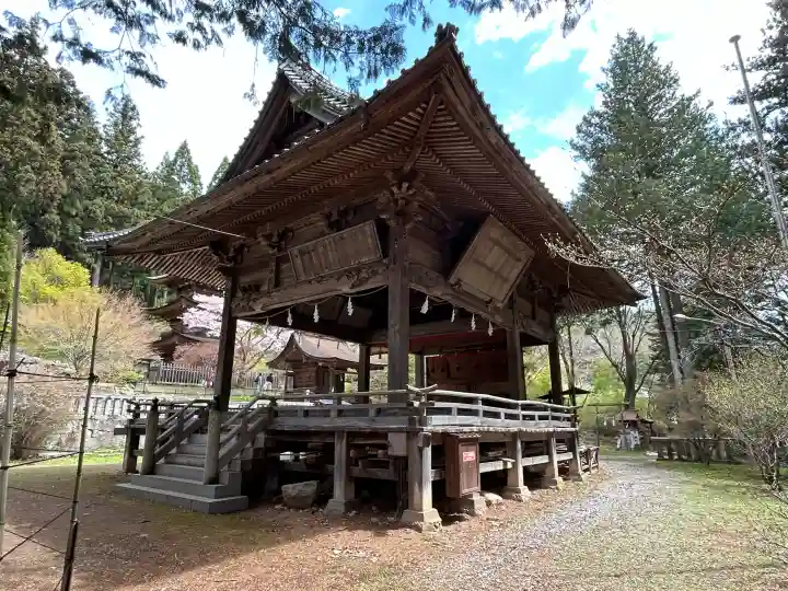 新海三社神社の{uncategorized: "未分類", other: "その他", undefined: "問題あり", building: "その他建物", grave: "お墓", sacred_gate: "鳥居", guardian: "狛犬", statue: "像", buddha: "仏像", history: "歴史", nature: "自然", garden: "庭園", animal: "動物", pagoda: "塔", temizu: "手水舎", mountain_gate: "山門・神門", sanctuary: "本殿・本堂", subordinate: "末社・摂社", art: "芸術", scenery: "景色", jizo: "地蔵", ema: "絵馬", goshuin: "御朱印", omikuji: "おみくじ", items: "授与品その他", amulet: "お守り", goshuincho: "御朱印帳", eats: "食事", festival: "お祭り", votive_dance: "神楽", shichigosan: "七五三参", wedding: "結婚式", experience: "体験その他", initially: "初詣", around: "周辺", anti_infection: "感染症対策"}